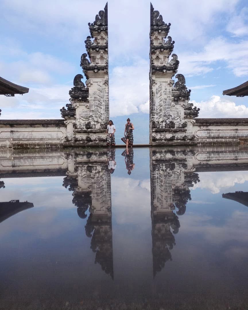 Matías frente a las puertas de Lempuyang, Bali